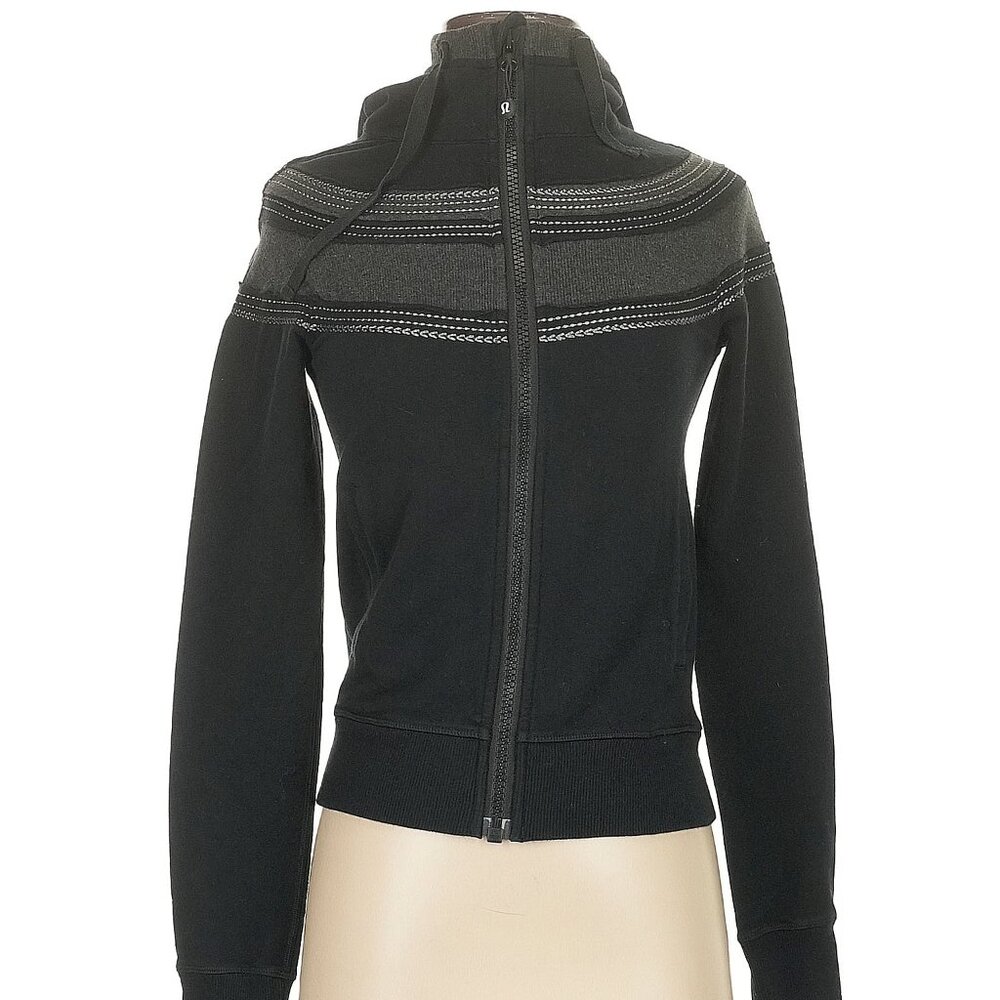 EUC lululemon jacket in size 4.